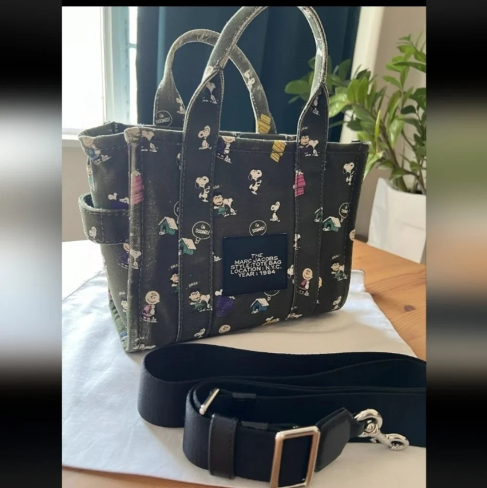 🔥LAST CHANCE 🔥PRICE DROP Marc Jacobs Tote Bag with Snoopy Print - Picture 3 of 8